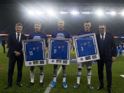 Na snímke slovenskí futbaloví reprezentanti zľava Tomáš Hubočan, Adam Nemec a Martin Škrtel sa lúčia s reprezentačným dresom
