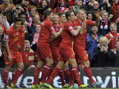 Martin Škrtel (vpravo) so spoluhráčmi oslavuje svoj jubilejný gól v drese Liverpoolu