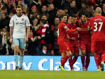 Martin Škrtel (37) so spoluhráčmi oslavuje gól Liverpoolu