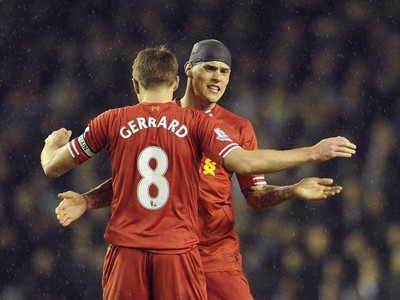 Martin Škrtel a Steven Gerrard oslavujú gól Liverpoolu