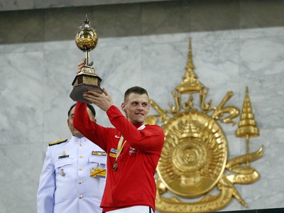 Martin Škrtel s víťaznou trofejou
