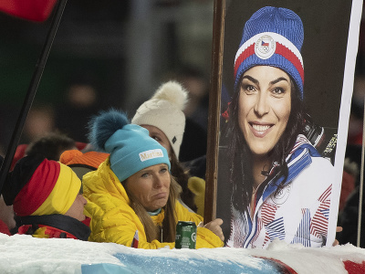 Na snímke reakcia fanúšičky, ktorá drží portrét českej lyžiarky Martiny Dubovskej po vypadnutí v 1. kole nočného slalomu Svetového pohára žien v rakúskom Flachau