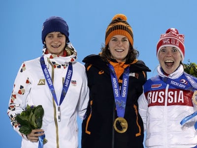 Zlatá holandská rýchlokorčuliarka Ireen Wüstová (v strede) pózuje so striebornou Češkou Martinou Sáblikovou (vľavo) a bronzovou Ruskou Oľgou Grafovou (vpravo) počas dekorácie medailistiek v súťaži na 3000 m v rýchlokorčuľovaní na ZOH 2014 v Soči