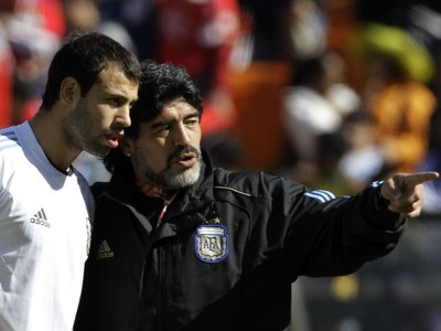 Maradona dáva inštrukcie Mascheranovi