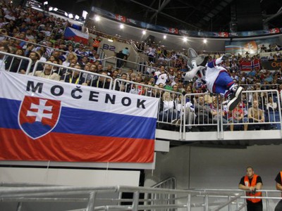 Maskot Goooly pri jednom z akrobatických kúskov