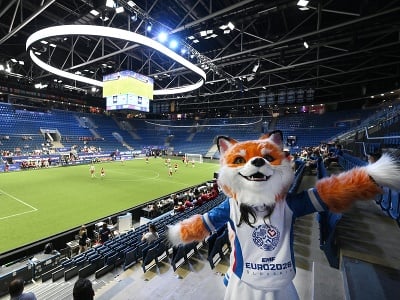 Na snímke maskot počas