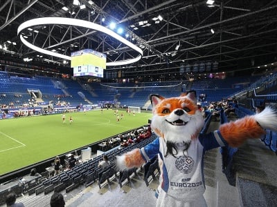 Na snímke maskot počas