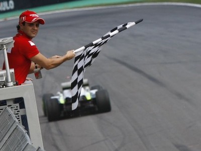 Felipe Massa v netradičnej úlohe odmával koniec pretekov
