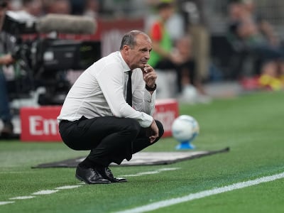 Tréner Massimiliano Allegri reaguje