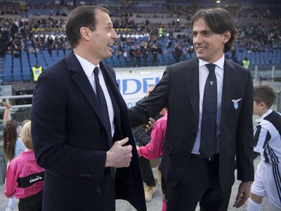 Tréner Lazia Simone Inzaghi a kouč Juventusu Massimiliano Allegri (vpravo) pred začiatkom duelu