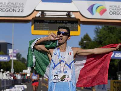 Talian Massimo Stano oslavuje triumf na majstrovstvách sveta v chôdzi na 35 km