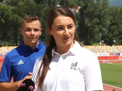 Na snímke sprava kladivárka Veronika Kaňuchová a najlepší slovenský prekážkar na 400 m v súčasnosti a bronzový z MEJ 2019 Matej Baluch počas tlačovej konferencie k 58. ročníku atletického mítingu P-T-S  