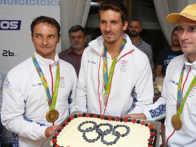 Na snímke zľava vodní slalomári - medailisti zlatý Ladislav Škantár, strieborný Matej Beňuš a zlatý Peter Škantár s tortou v Slovenskom dome