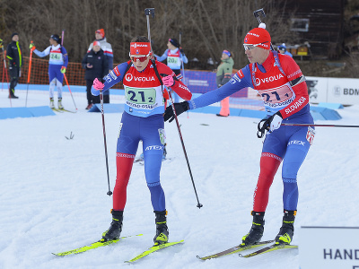 Slovenská biatlonistka Zuzana Remeňová (vľavo) a Matej Kazár si odovzdávajú štafetu v mixe dvojíc na majstrovstvách Európy v biatlone v Osrblí