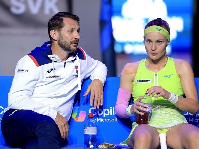 Rebecca Šramková na lavičke so slovenským kapitánom Matejom Liptákom