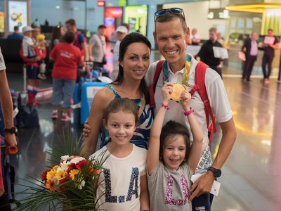 Matej Tóth s rodinou po prílete z Ria de Janeira