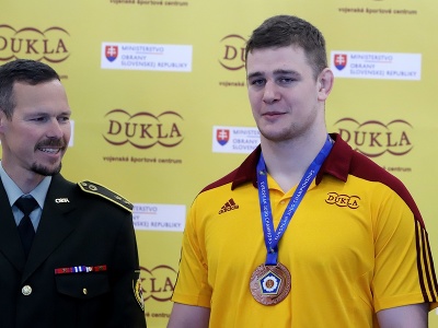 Na snímke zľava riaditeľ VŠC DUKLA Matej Tóth a čerstvý bronzový medailista, džudista Marius Fízeľ po návrate z majstrovstiev Európy v Záhrebe