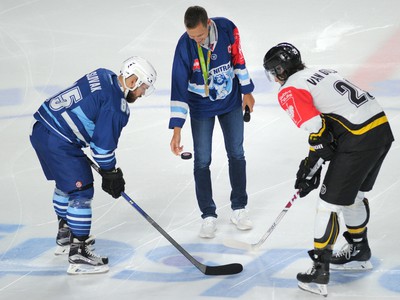 Olympijský víťaz z Ria 2016 Matej Tóth (v strede) vhadzuje symoblické buly na ktorom sú Marek Slovák z HK Nitra (vľavo) a Mark van Guilder zo Stavanger Oilers