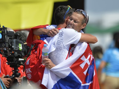 Matej Tóth oslavuje so svojím trénerom Matejom Spišiakom víťazstvo a zisk zlatej olympijskej medaily