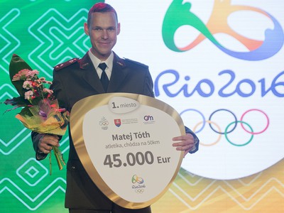 Matej Tóth si prevzal symbolický šek za zlatú medailu 