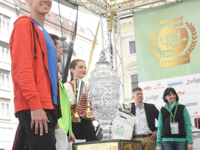Matej Tóth na odovzdávaní ocenení najlepším bežcom na Národnom behu Devín – Bratislava v roku 2018. 