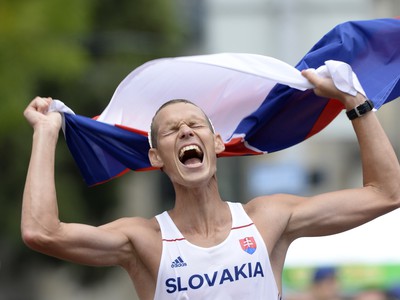 Slovenský reprezentant Matej Tóth v chôdzi na 50 km získava striebornú medailu