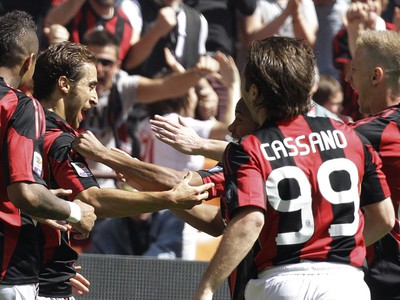 Flamini prijíma gratulácie spoluhráčov