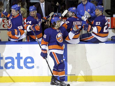 Matt Moulson prijíma gratulácie po vstrelení hetriku