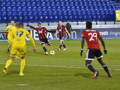 Uprostred zľava: Matúš Čonka a Martin Mikovič z FC Spartak Trnava