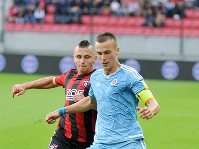 Zľava: Matúš Čonka z FC Spartak Trnava a Boris Sekulić z ŠK Slovan Bratislava