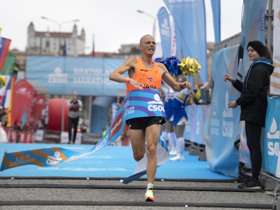 Víťaz v polmaratóne Matúš Hujsa v cieli podujatia ČSOB Bratislava Marathon