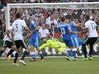 Momentka, na ktorej fotograf zachytil gól. Brankár Matúš Kozáčik (v strede) práve inkasuje z kopačky Jeroma Boatenga