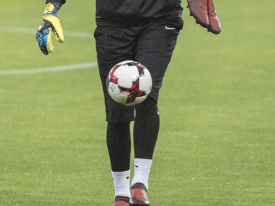 Matúš Kozáčik počas tréningu pred štvrtkovým zápasom kvalifikácie