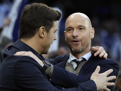 Tréner Tottenhamu Mauricio Pochettino a jeho náprotivok Erik Ten Hag