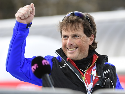 Tréner slovenskej lyžiarky Petry Vlhovej Mauro Pini sa teší z víťazstva v slalome žien Setového pohára v alpskom lyžovaní v rakúskom Lienzi