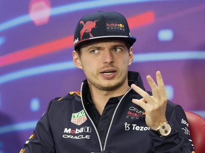 Holandský jazdec F1 Max Verstappen z tímu Red Bull odpovedá na otázky novinárov počas tlačovej konferenci