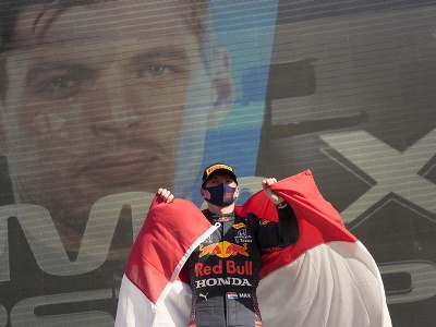 Max Verstappen oslavuje víťazstvo na Veľkej cene Holandska