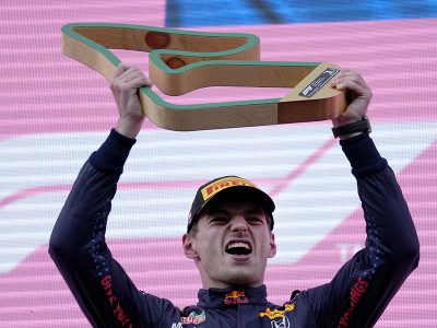 Holandský jazdec F1 Max Verstappen zo stajne Red Bull pózuje s trofejou po víťazstve na Veľkej cene Štajerska
