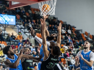 Na snímke zľava Christian James (Slovan), Djimon Henson (Handlová), Raynere Thornton (Slovan), Jordan Lee Glover (Handlová) a Marko Radovanovič (Slovan)