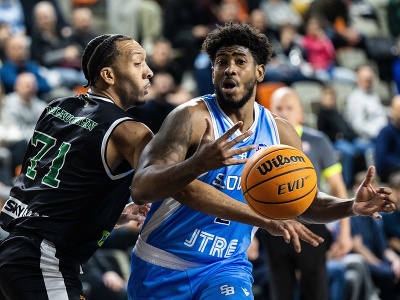 Na snímke zľava Jeremy McLaughlin (Handlová) a Christian James (Slovan)