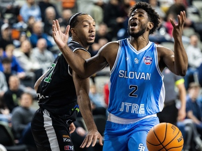 Na snímke zľava Jeremy McLaughlin (Handlová) a Christian James (Slovan)