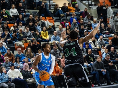 Na snímke zľava Lester Medford (Slovan) a Jordan Lee Glover (Handlová) 