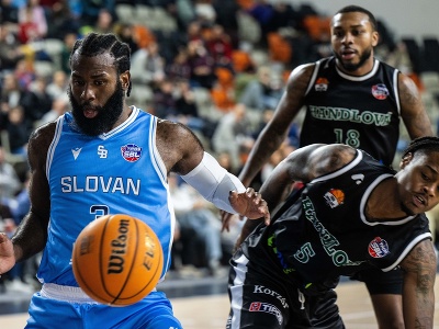 Na snímke zľava Raynere Thornton (Slovan), Curtis Jones a Djimon Henson (obaja Handlová) 