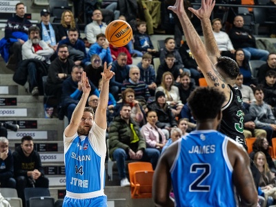 Na snímke zľava David Abrhám, Christian James (obaja Slovan) a Jakub Petráš (Handlová)