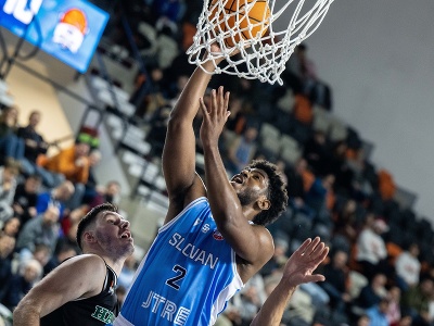Na snímke zľava Jakub Petráš (Handlová) a Christian James (Slovan)
