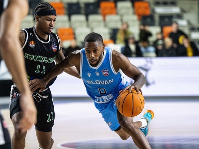 Na snímke zľava Jordan Harris (Handlová) a Jordan Watson (Slovan)