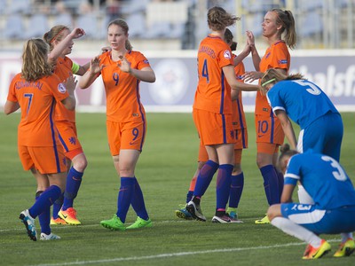 Na snímke radosť holandských futbalistiek po strelení gólu