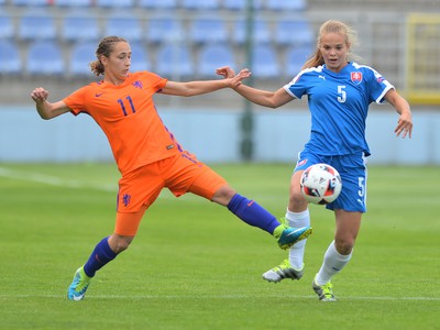Na smímke slovenská futbalová reprezentantka Terézia Kulová (vpravo) a holandská futbalistka Soraya Verhoevenová (vľavo) v súboji o loptu 