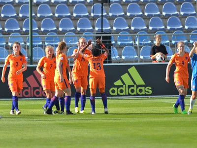 Na snímke radosť holandských futbalistiek po strelení gólu