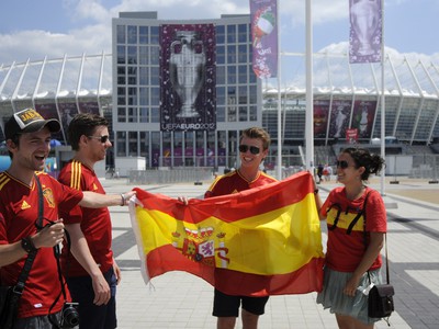Španielski fanúšikovia pred štadiónom